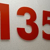 Gelaserte Zahlen als Hausnummernschilder